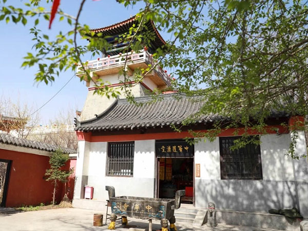西郊卧龙墓园环境