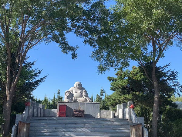 西郊卧龙墓园环境