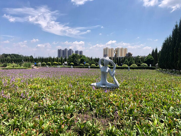 西郊卧龙墓园环境